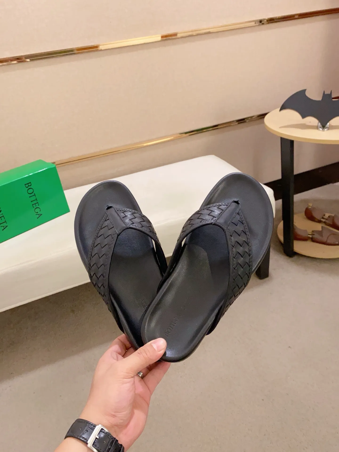 Men's shoes 💰: 320💰[BV~Bottega Veneta] Trendy new slippers are on the market. Same style as the official website. Counter quality [strong][strong][strong] Selected cow patent leather weaving. High-end atmosphere. Very cost-effective. Original wear-resistant rubber outsole. Fine workmanship. The upper layer of materials is used. The quality is visible. Shoe size 38-45.